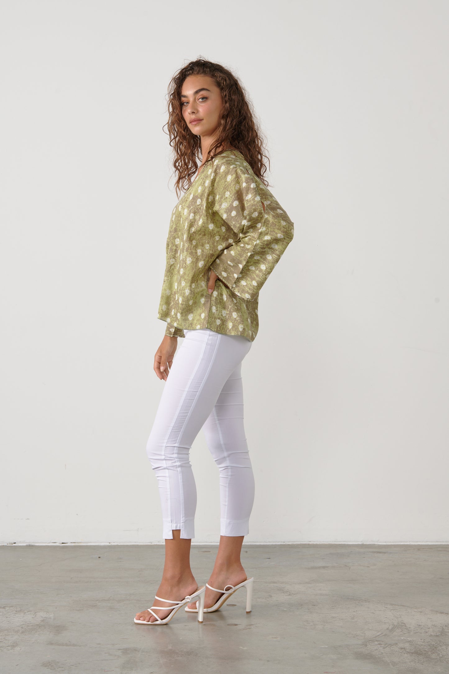 CAJU COTTON V-NECK TOP IN TIE DYE GREEN